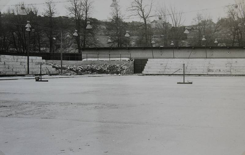 Český Krumlov v 70. letech 20. století. Starý zimní stadion.