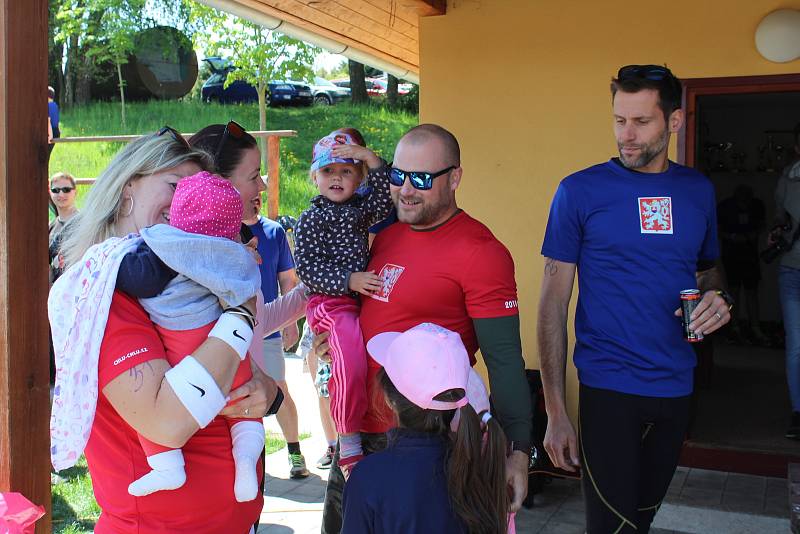 V sobotu 18. května se do Chlumu sjelo na dvě lidí na ChluChlu, prestižní recesistický závod s charitativním posláním, aby podpořili Báru Šebelkovou.