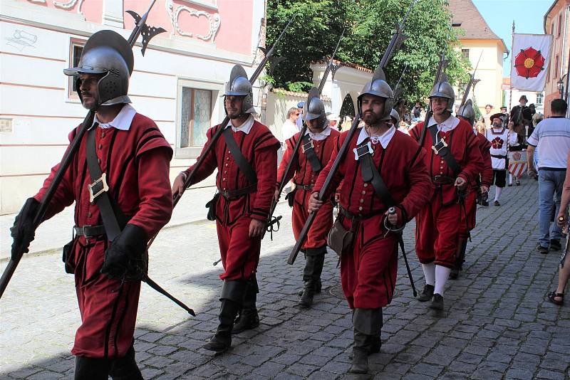 K jedněm z vrcholů Slavností pětilisté růže v Českém Krumlově patřil tradičně sobotní hlavní kostýmovaný průvod ulicemi města.