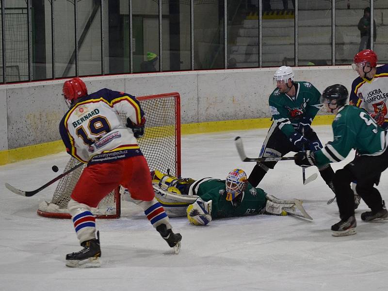 3. čtvrtfinále: HC Slavoj Český Krumlov (zelené dresy) - TJ Jiskra Humpolec 7:4 (0:1, 4:0, 3:3).