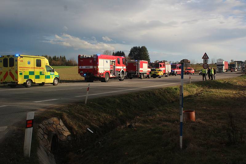 Vážná dopravní nehoda se odehrála v pátek odpoledne na křižovatce E 55 u Holkova.