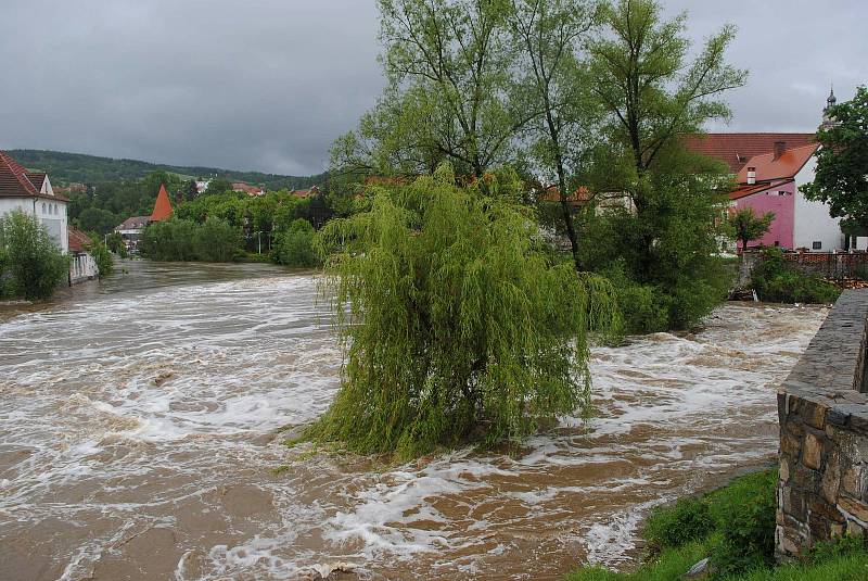 Povodně v Českém Krumlově v roce 2013. Ze břehů se vylila Polečnice, zahrozila i Vltava v centru. Pod vodou skončily hospodské zahrádky i auta.