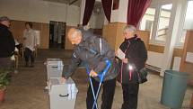 V Loučovicích sídlí komise dvou okrsků v jedné místnosti, to znamená v sále tamního kulturního domu. V pátek odpoledne lidé přicházejí volit v celkem hojném počtu.