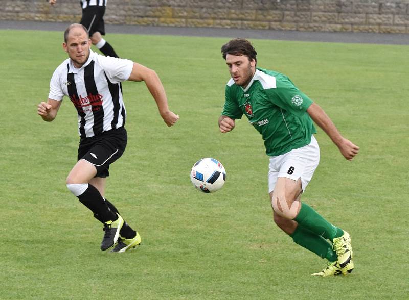 Fortuna divize A 2017/2018 - 1. kolo: MFK Dobříš (černobílé dresy) - FK Slavoj Český Krumlov 1:2 (0:1).