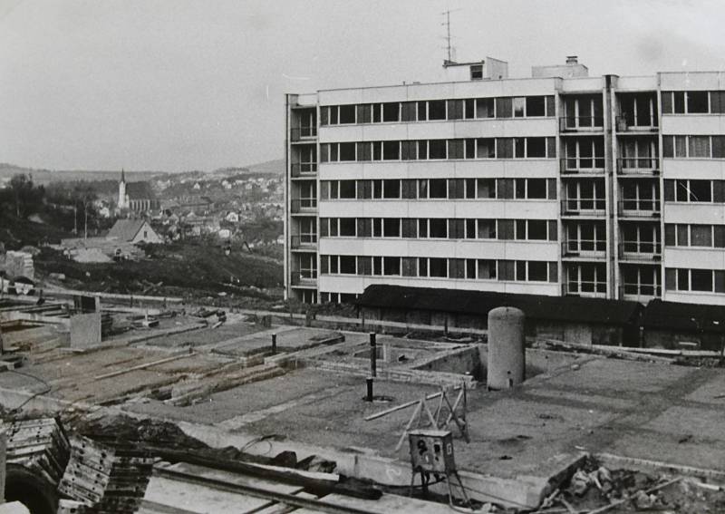 Český Krumlov v 70. letech 20. století. Výstavba sídliště Plešivec II.