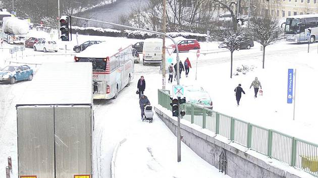 Český Krumlov byl ve středu 1. prosince odpoledne ucpán auty, které překvapil prudký nával sněhu.