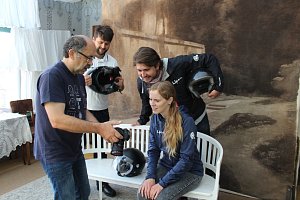 Vojen Smíšek a Damián Viktor vyrazili z Lipna na elektroskútrech do Prahy na sraz Harleyů. První dobíjecí zastávka spojená s prohlídkou byla v českokrumlovském Museu Fotoateliér Seidel, kterým je provedl kurátor Petr Hudičák.