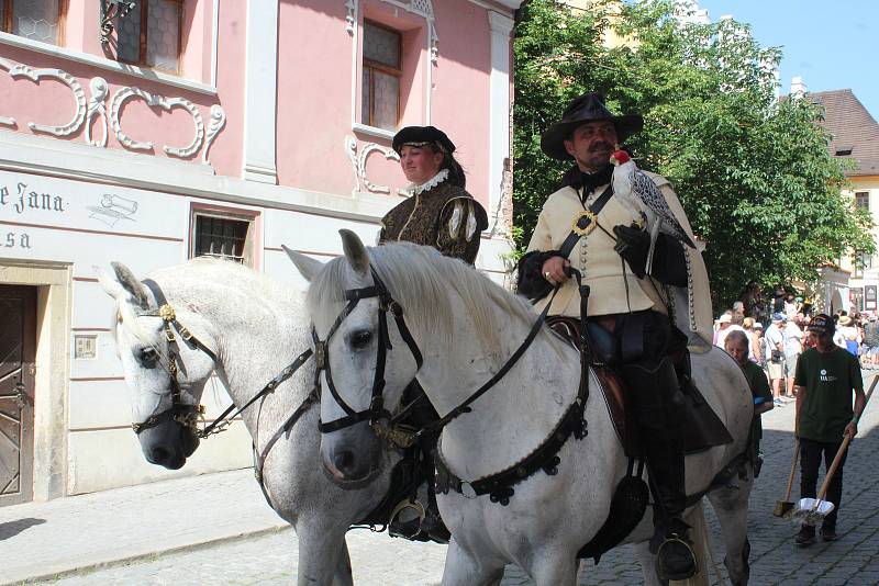 K jedněm z vrcholů Slavností pětilisté růže v Českém Krumlově patřil tradičně sobotní hlavní kostýmovaný průvod ulicemi města.