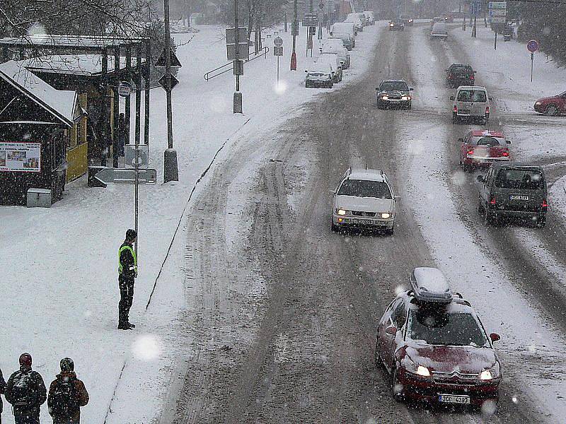 Čtvrteční příval sněhu překvapil na Českokrumlovsku především motoristy. Na snímku Chvalšinská silnice v Českém Krumlově.