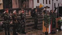 Český Krumlov v roce 1995. Zakončení cvičení Olšina 95 na náměstí. Zúčastnili se ho příslušníci armád ČR, SRN a USA.