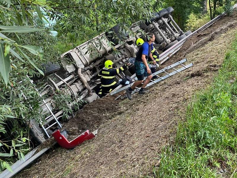 V pátek 29. července se u Velešína převrátil kamion.