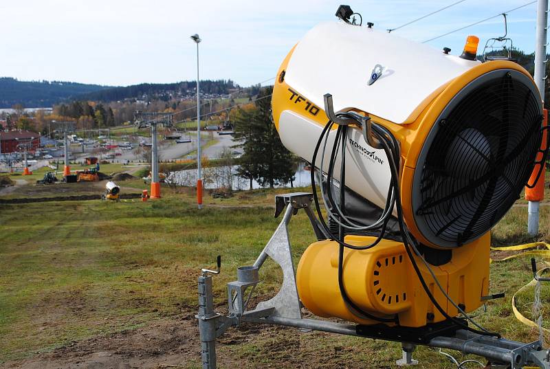 Přípravy na zimní sezónu ve skiareálu Lipno.