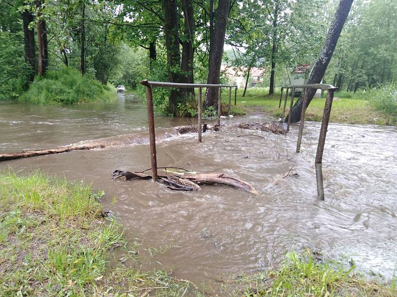 Rozvodněná řeka Polečnice na Českokrumlovsku v červnu 2020.