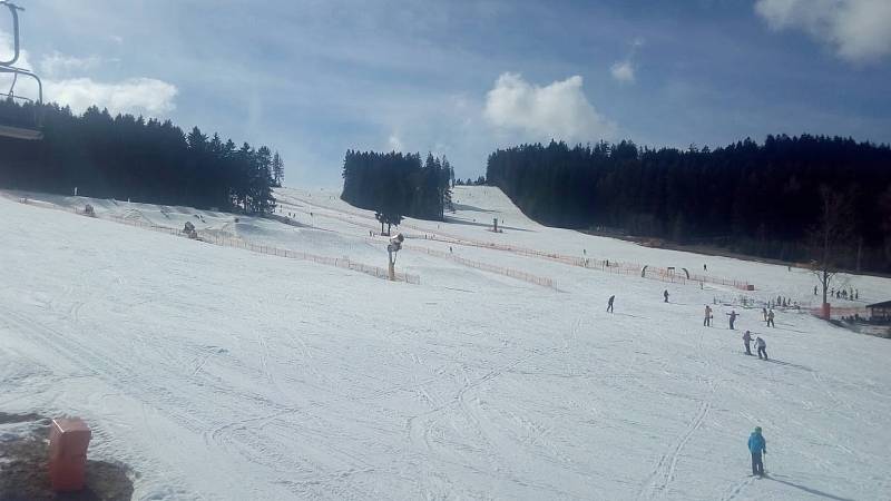 Pátek na sjezdovce na Lipně jaro příliš nepřipomínal.