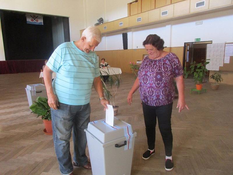 Volby v Loučovicích v tamním kulturním domě.