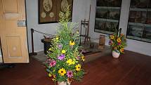 Výstava kvatinových aranžmá ve zlatokorunském klášteře vytvořená z rostlin klášterní zahrady.