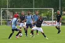 Kapličtí fotbalisté (v černobílém) v generálce na nový ročník I. A třídy porazili budějovickou lokomotivu 4:1. Foto: Libor Granec