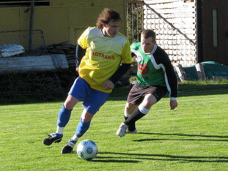 Fotbalové utkání A skupiny oblastní I. B třídy / TJ Smrčina Horní Planá - Sokol Křemže 1:1 (1:1).