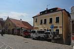 Hotel Myší díra v Českém Krumlově a sousední historický dům, které poškodil požár před čtyřmi lety.