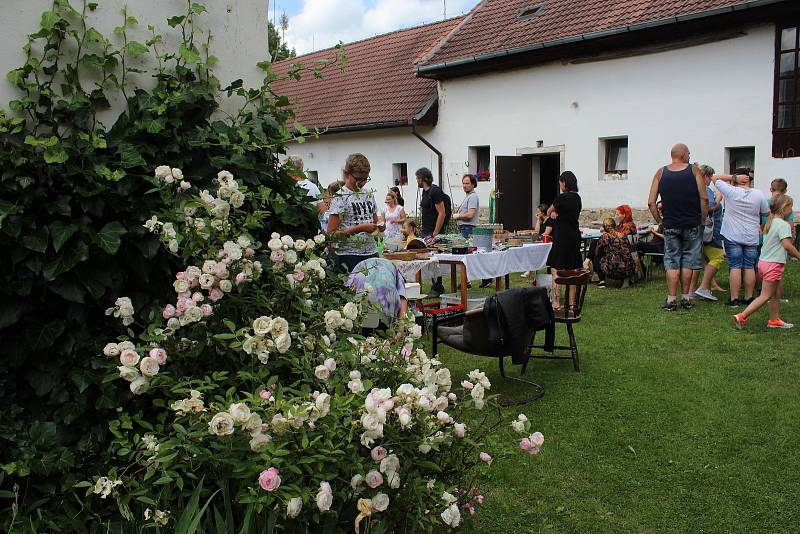 Den otevřených vrat ve Chmelné.