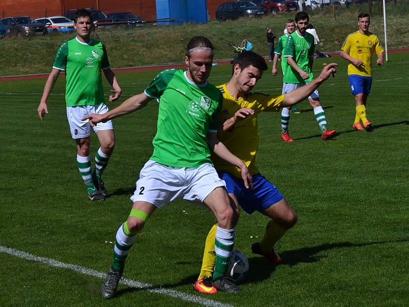 Fortuna Divize A - 21. kolo: FK Slavoj Český Krumlov (zelené dresy) - SK Senco Doubravka 0:1 (0:0).