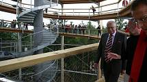 Unikátní Stezku korunami stromů na Kramolíně s výhledem na lipenské jezero v pátek oficiálně otevřel prezident republiky Václav Klaus.
