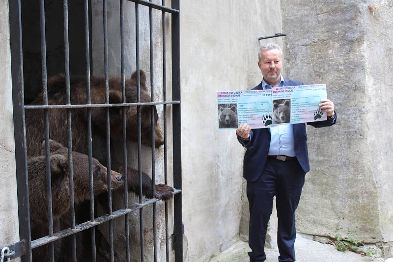 Na medvíďata se přijel podívat ministr životního prostředí Richard Brabec, ředitel ZOO Olomouc Radomír Habáň i dlouholetý medvědářův kamarád Václav Chaloupek.