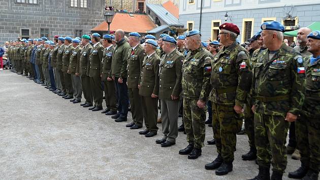 Modré barety se slavnostně setkaly na zámku v Krumlově k výročí mírové mise  - Českokrumlovský deník