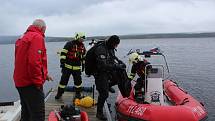 Krumlovští vodní záchranáři ve spolupráci s hasiči z Černé v Pošumaví připravují dráhu pro ponor.