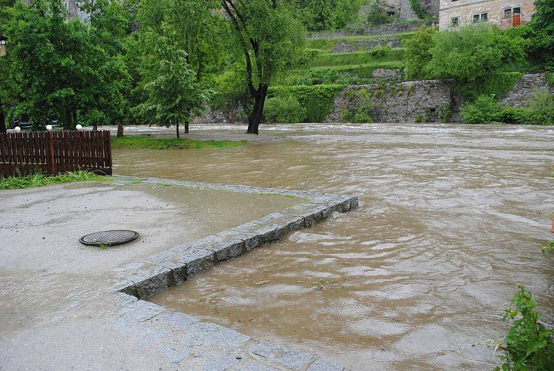 Povodně v Českém Krumlově v roce 2013. Ze břehů se vylila Polečnice, zahrozila i Vltava v centru. Pod vodou skončily hospodské zahrádky i auta.