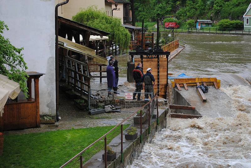 Povodně v Českém Krumlově v roce 2013. Ze břehů se vylila Polečnice, zahrozila i Vltava v centru. Pod vodou skončily hospodské zahrádky i auta.