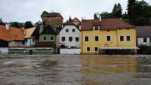 Povodně v Českém Krumlově v roce 2013. Ze břehů se vylila Polečnice, zahrozila i Vltava v centru. Pod vodou skončily hospodské zahrádky i auta.