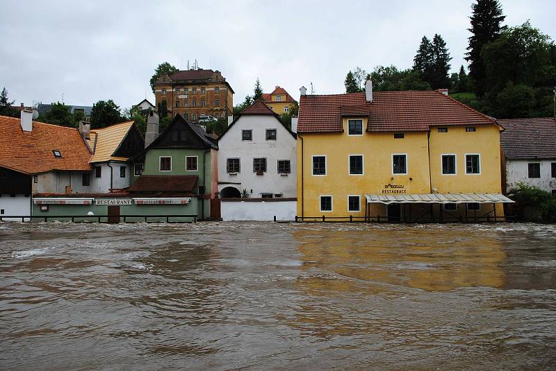 Povodně v Českém Krumlově v roce 2013. Ze břehů se vylila Polečnice, zahrozila i Vltava v centru. Pod vodou skončily hospodské zahrádky i auta.