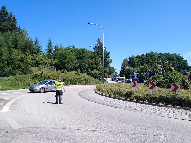 Řetězová nehoda na hlavním tahu Českým Krumlovem, v ulici Pod Kamenem, zkomplikovala provoz. Osobní auta město musela projíždět kolem Vyšehradu.