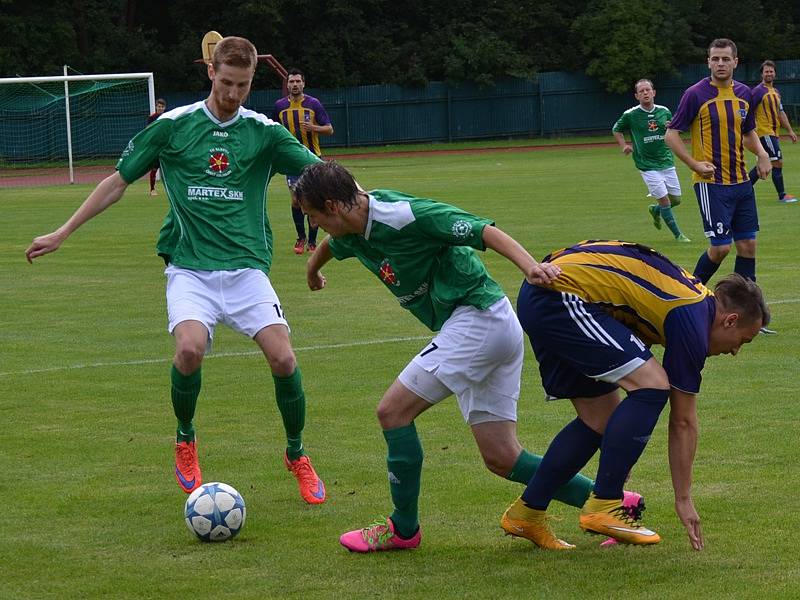 Česká divize (skupina A) - 1. kolo: FK Slavoj Český Krumlov (zelené dresy) - SK Senco Doubravka 0:1 (0:0).