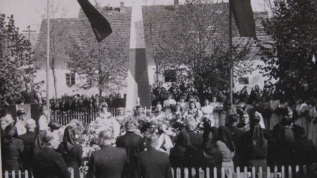 Tryzna za zastřelené mládence v červnu roku 1947.