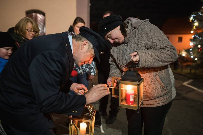 Hasiči z Českokrumlovska tradičně přebírají Betlémské světlo od svých hornorakouských kolegů v Dolním Dvořišti.