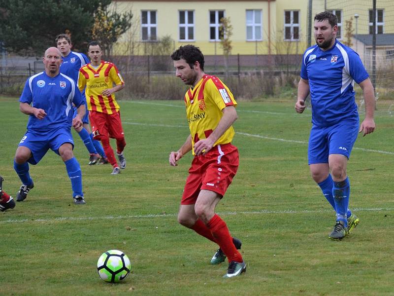 I.B třída (skupina A) - 14. kolo: Sokol Chvalšiny (červenožluté dresy) - Vltavan Loučovice 1:3 (1:3).