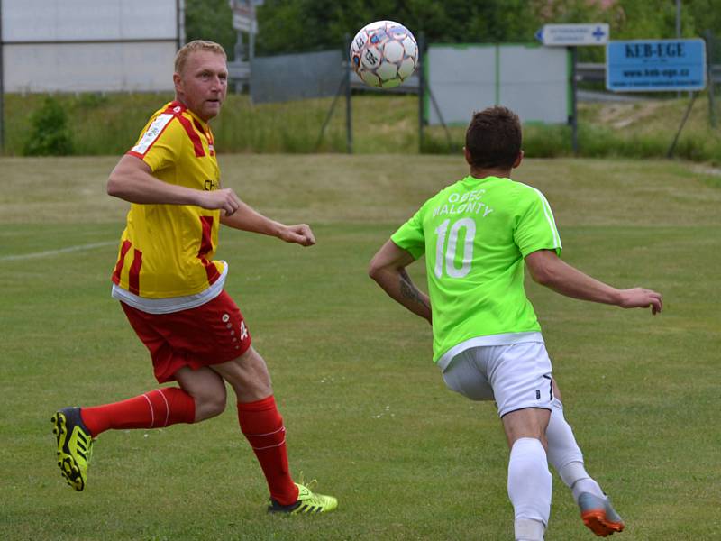 OP muži - 22. kolo: Sokol Chvalšiny (žlutočervené dresy) - Hraničář Malonty 4:5 (3:1).