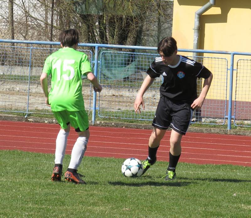 I.A třída starší žáci – 12. kolo: Lokomotiva Veselí nad Lužnicí (zelené dresy) – Spartak Kaplice 0:5 (0:2).