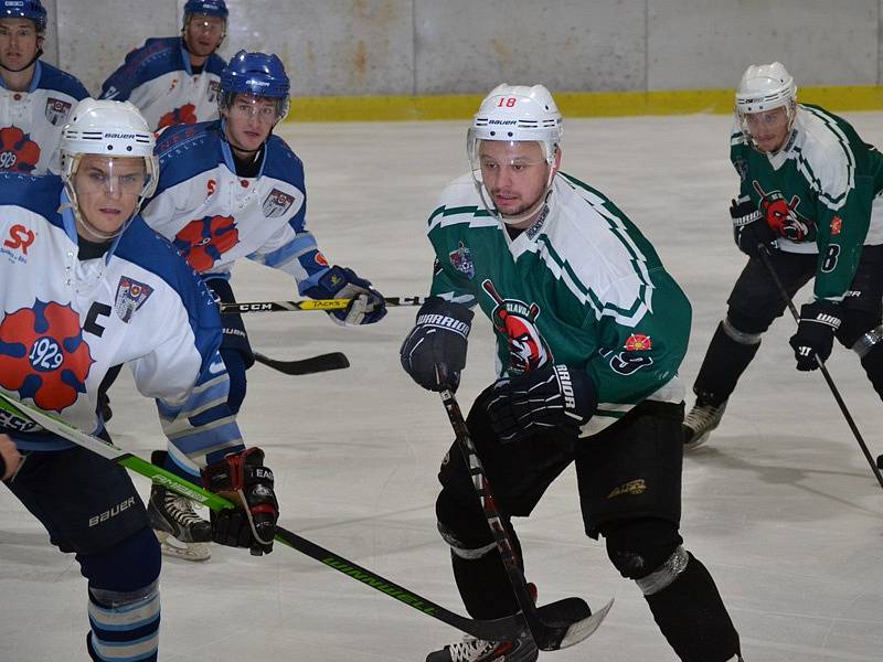 KL muži - 8. kolo: HC Slavoj Český Krumlov (zelené dresy) - OLH Spartak Soběslav 8:1 (4:1, 3:0, 1:0).