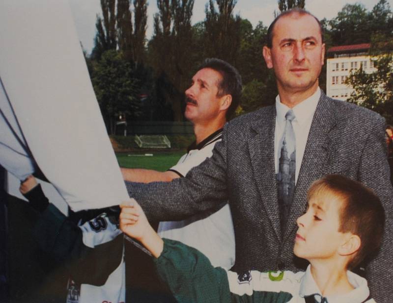 Český Krumlov v roce 1999. Mezinárodní hry školní mládeže se konaly od 24. do 26. září. Starosta A. Princ při vztyčení olympijské vlajky.