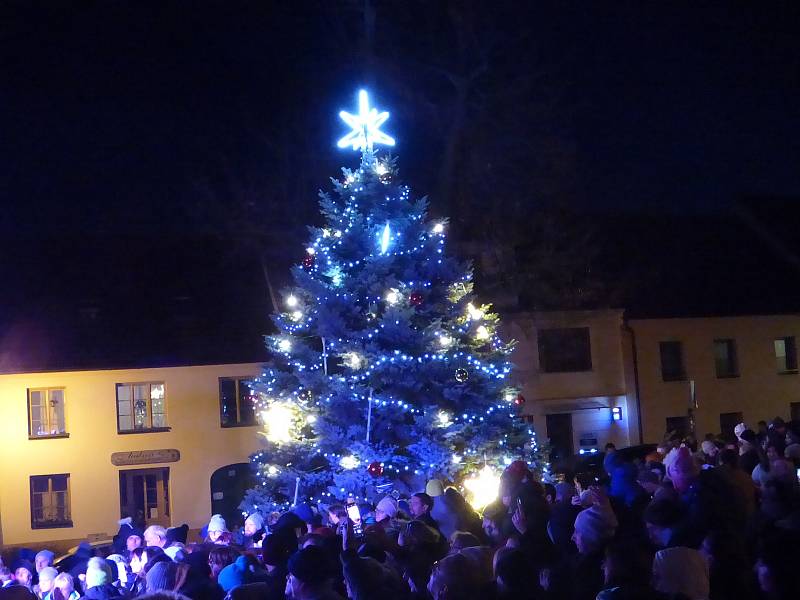 Adventní charitativní trh ve Velešíně, průvod andělů a rozsvícení vánočního stromu.