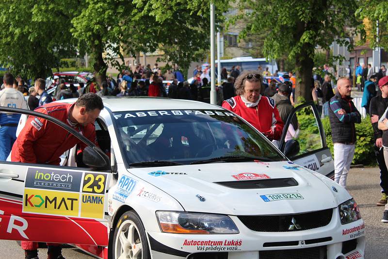 Sedmačtyřicátý ročník Rallye Český Krumlov byl v pátek odpoledne zahájen v Jelence.