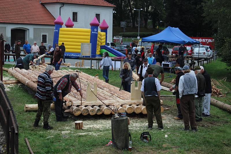 Do stavby voru ve Vyšším Brodě se mohl zapojit a přidat ruku k dílu kdokoliv.