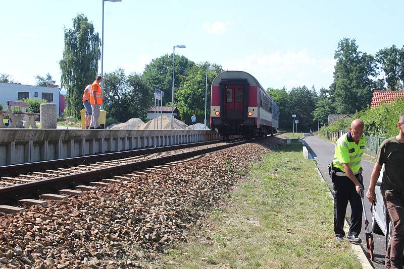 Pravděpodobně přehlédnutí výstražného světelného znamení bylo důvodem nehody osobního automobilu a osobního vlaku na železničním přejezdu v Holubově.