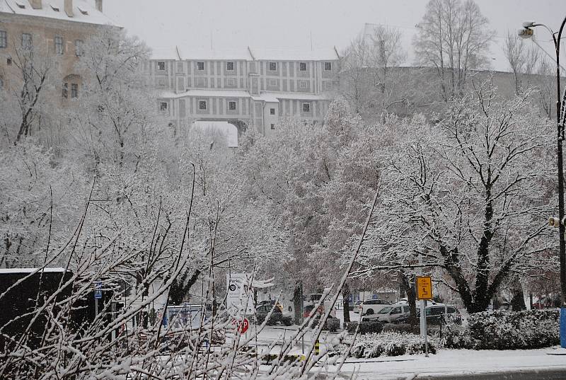 Český Krumlov zasypal dopoledne 25. prosince 2021 sníh.