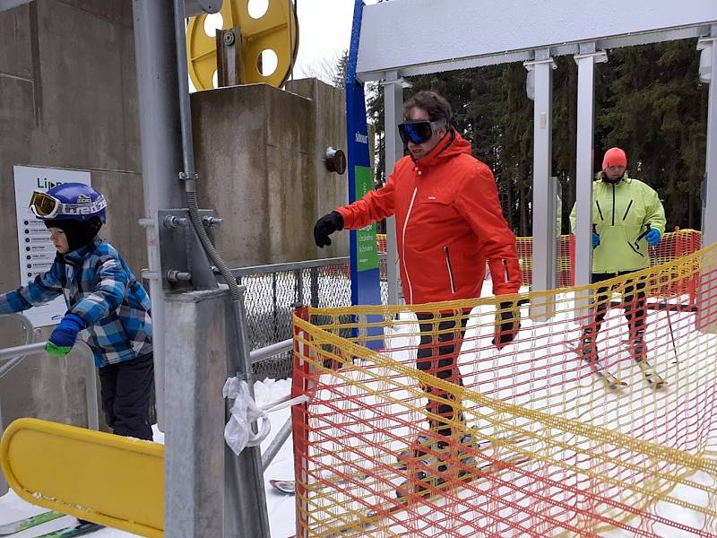 Ve Skiareálu Lipno zahájili v neděli 5. prosince 2021 další lyžařskou sezónu.