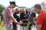 Krumlovské vinobraní 2018. Na vinici na Tramíně se společnými silami sklízela odrůda Solaris.