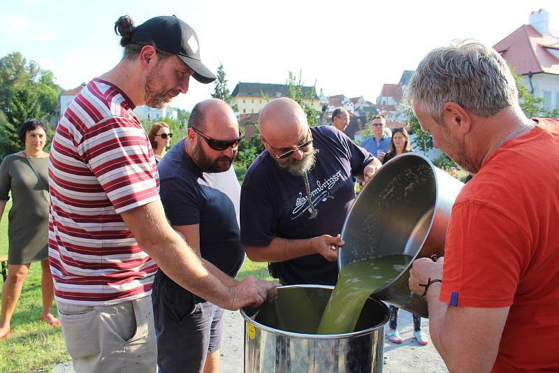 Krumlovské vinobraní 2018. Na vinici na Tramíně se společnými silami sklízela odrůda Solaris.